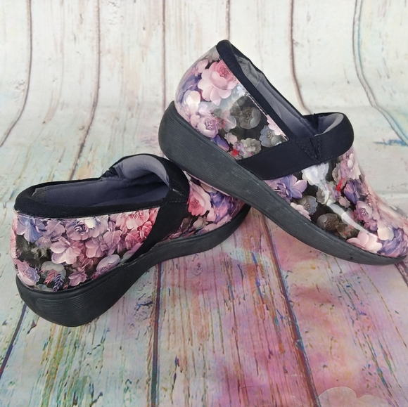 GREYS ANATOMY | Pink Floral Softwalk Nurse Clogs - Picture 5 of 13